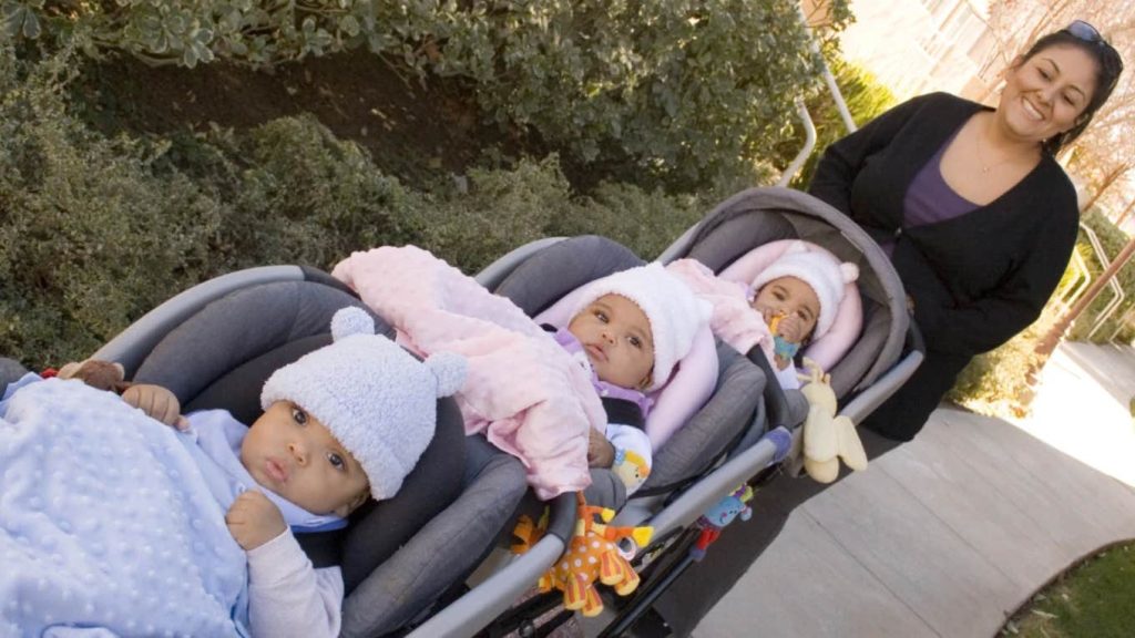 Seorang WANITA disebut sebagai 'ibu yang buruk' karena meninggalkan bayi kembar tiganya yang berusia dua bulan di dalam rumah sendirian saat dia sedang istirahat.