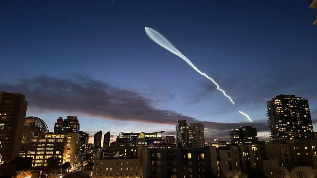 Penduduk San Diego menatap dengan kagum saat roket SpaceX memukau langit SoCal - NBC 7 San Diego