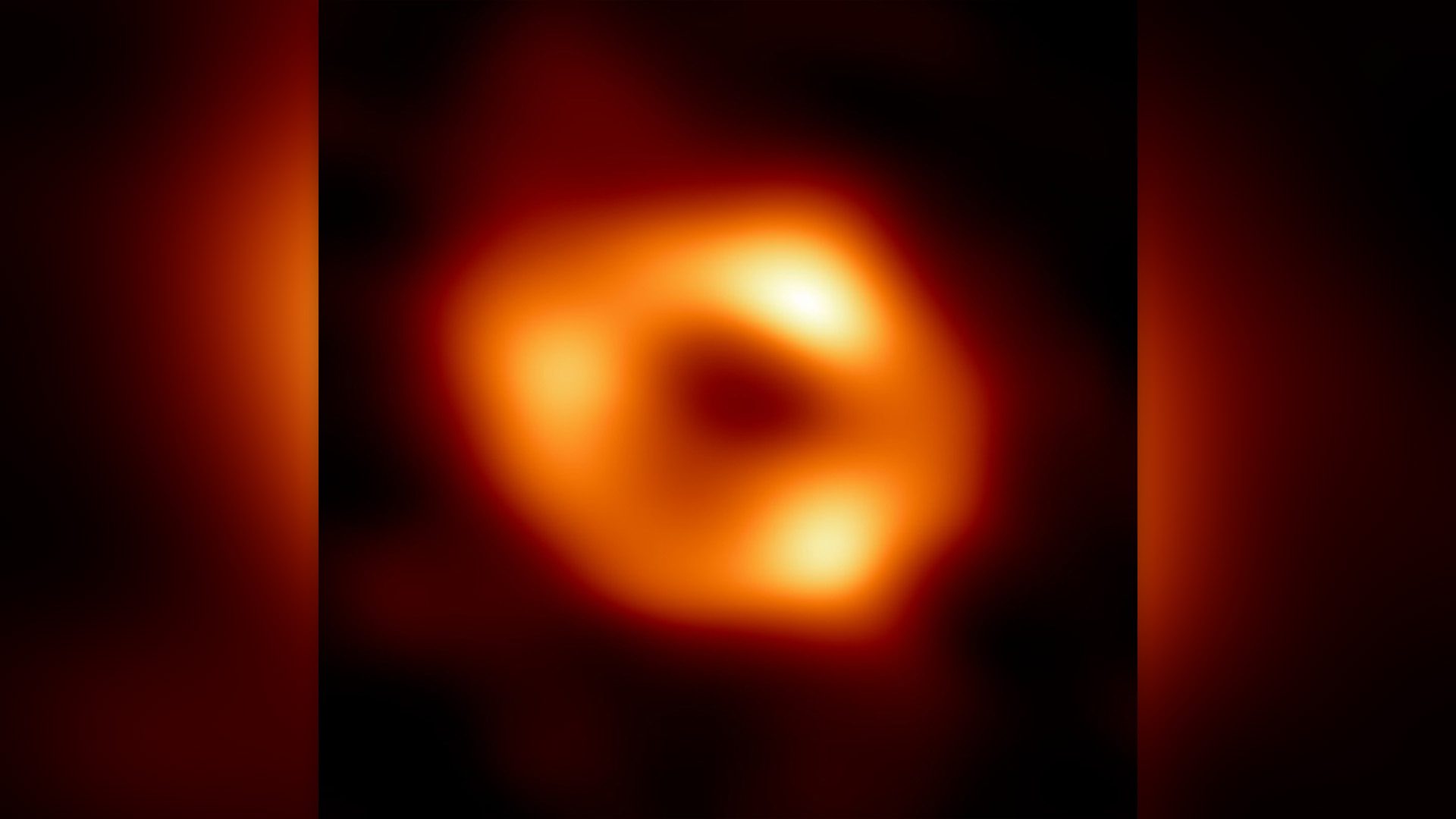 Bentuk lingkaran oranye dengan latar belakang hitam