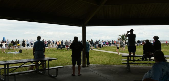 Penonton di Kennedy Point Park di Titusville menunggu peluncuran tersebut, yang telah ditunda hingga Kamis.  Peluncuran bersejarah terakhir ULA Delta IV Heavy dari Kompleks Peluncuran 37 Angkatan Luar Angkasa Cape Canaveral pada tanggal 28 Maret telah ditunda, tetapi sekarang akan mencoba lepas landas pada hari Jumat.