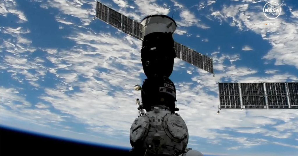 Pesawat ruang angkasa Soyuz Rusia mengangkut 3 awak ke Stasiun Luar Angkasa Internasional