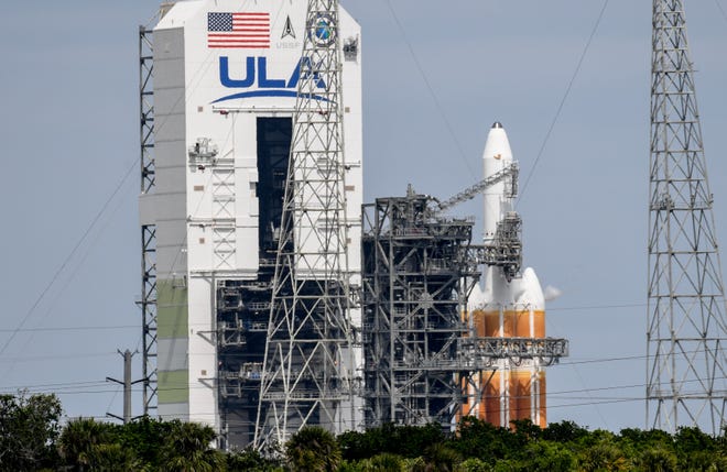 Kendaraan Berat United Launch Alliance Delta IV tetap berada di Complex Launch Pad 37 di Stasiun Angkatan Luar Angkasa Cape Canaveral pada Kamis sore, 28 Maret 2024, beberapa menit setelah peluncuran beberapa menit sebelum rencana lepas landas pada hari Kamis pukul 14:45 karena masalah teknis.  Rudal tersebut membawa muatan rahasia untuk Kantor Pengintaian Nasional.  Belum ada tanggal peluncuran baru yang ditetapkan.  Craig Bailey/Florida Hari Ini melalui USA TODAY Network