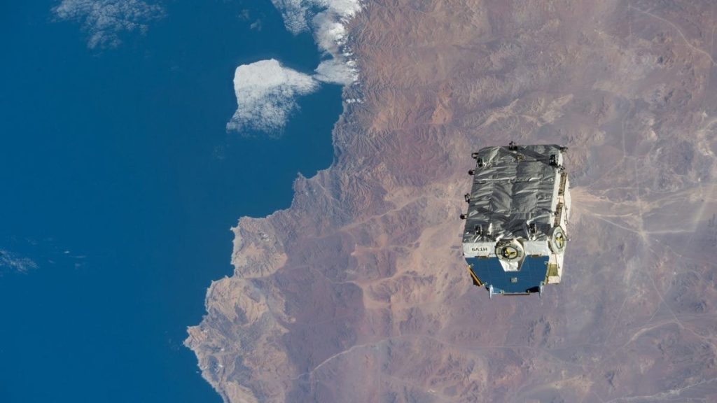 Sampah luar angkasa Stasiun Luar Angkasa Internasional kembali ke platform baterai atmosfer bumi