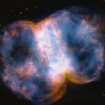 Gambar Hubble mungkin berisi bukti kanibalisme bintang di nebula berbentuk halter