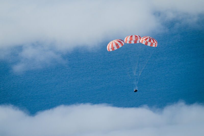 Pesawat luar angkasa Orion milik NASA turun ke Samudera Pasifik pada 11 Desember 2021, di akhir misi Artemis 1.