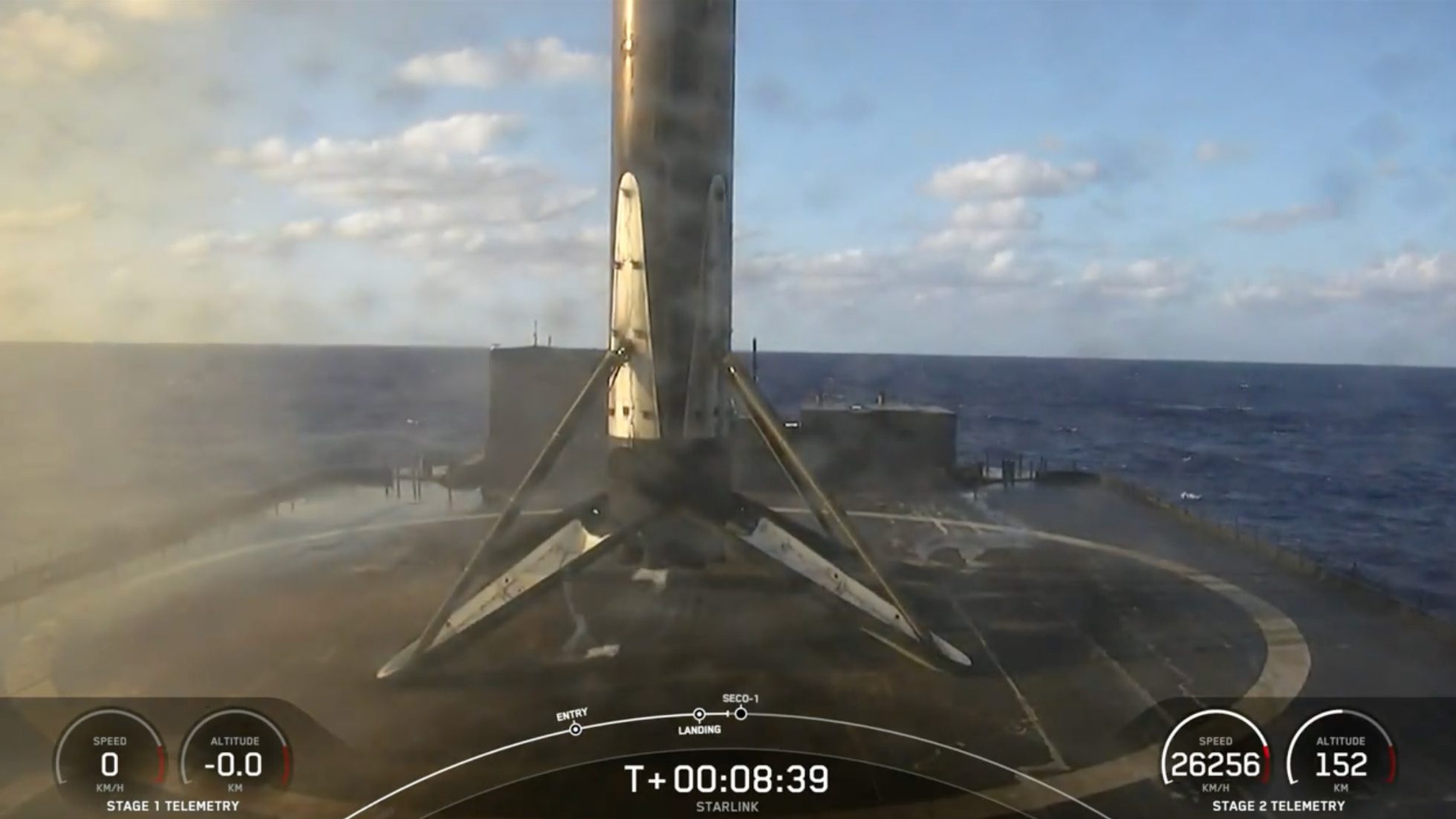 Tahap pertama roket SpaceX Falcon 9 hitam-putih berada di dek kapal di laut.