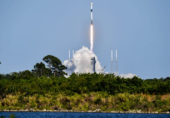 Roket SpaceX Falcon 9 lepas landas pada 28 April dari Stasiun Angkatan Luar Angkasa Cape Canaveral membawa muatan 23 satelit Starlink.