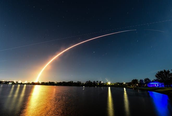 Roket SpaceX Falcon 9 mengarah ke tenggara di atas Viera setelah lepas landas dari Stasiun Angkatan Luar Angkasa Cape Canaveral pada Rabu, 22 Mei 2024. Roket tersebut membawa 23 satelit Starlink.  Craig Bailey/Florida Hari Ini melalui USA TODAY Network