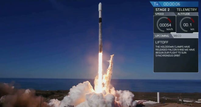 Roket SpaceX Falcon 9 diluncurkan dari Pangkalan Angkatan Udara Vandenberg di California pada Senin, 3 Desember 2018, membuat sejarah perusahaan. Ini adalah pertama kalinya rudal yang sama terbang dalam tiga misi terpisah.
