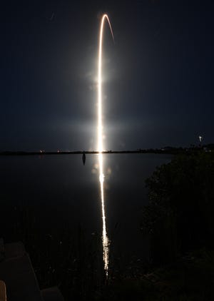 Roket SpaceX Falcon 9 lepas landas dari Stasiun Angkatan Luar Angkasa Cape Canaveral Minggu, 12 Mei 2024. Roket tersebut membawa 23 satelit Starlink Craig Bailey/FLORIDA TODAY melalui USA TODAY NETWORK