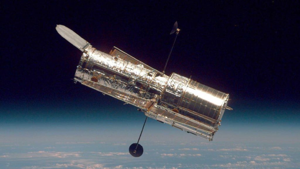 Teleskop Luar Angkasa Hubble yang lama hidup kembali setelah mengalami kerusakan
