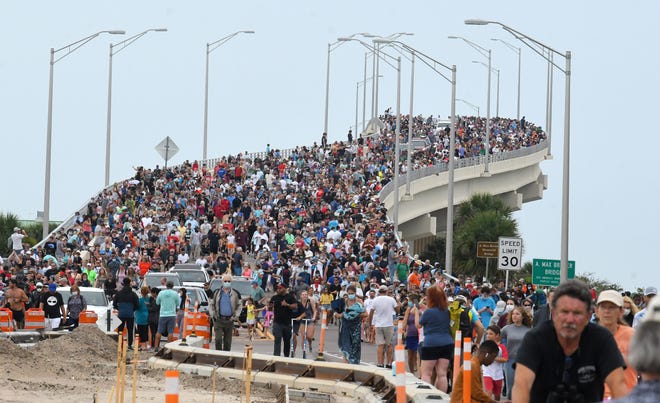 Sekelompok besar penonton peluncuran di Jembatan A. Max Brewer di Titusville kembali ke kendaraan mereka pada Mei 2020 setelah berakhirnya penerbangan bersejarah SpaceX Demo-2, misi berawak pertama di AS dalam hampir satu dekade.