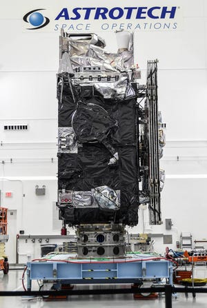 Awak media melihat satelit GOES-U di Astrotech di Titusville Kamis, 6 Juni 2024. Satelit tersebut dijadwalkan diluncurkan dengan roket Falcon Heavy pada 25 Juni.  Craig Bailey/FLORIDA HARI INI melalui USA TODAY NETWORK