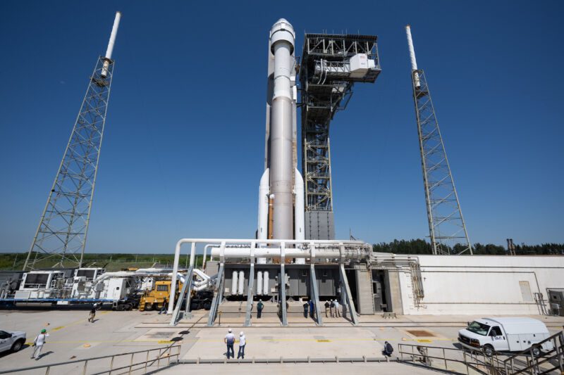 Pesawat luar angkasa Boeing Starliner bertumpu di atas roket United Launch Alliance Atlas V di Stasiun Angkatan Luar Angkasa Cape Canaveral, Florida.