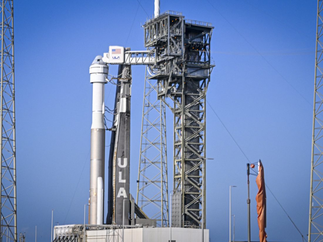 Kapsul Starliner Boeing lepas landas dari Kennedy Space Center di Cape Canaveral, Florida, pada hari Rabu.  Ini adalah pertama kalinya kapsul yang ditenagai roket Atlas V buatan United Launch Alliance itu mampu membawa manusia.  Dua astronot NASA berangkat untuk perjalanan sehari penuh ke Stasiun Luar Angkasa Internasional.  Uji terbang ini terlambat beberapa tahun dari jadwal dan melebihi anggaran miliaran dolar.