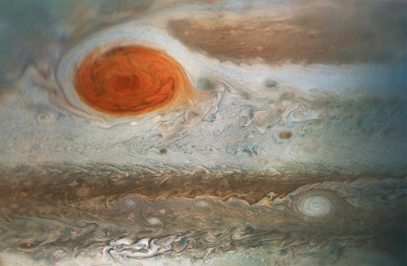 Gambar Bintik Merah Besar Jupiter yang disempurnakan, seperti yang terlihat dari flyby Juno pada tahun 2018. Ada kemungkinan bahwa bintik merah yang kita lihat saat ini bukanlah titik terkenal yang sama yang diamati oleh Cassini pada abad ke-17.