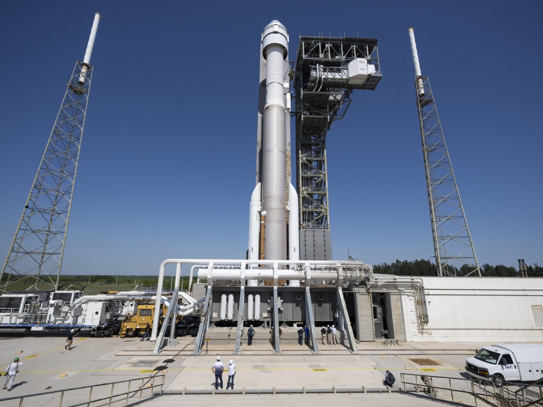 Roket United Launch Alliance Atlas V yang membawa pesawat ruang angkasa Boeing Starliner terlihat saat meluncur ke landasan peluncuran menjelang uji penerbangan Kru Boeing NASA.  Peluncuran dijadwalkan berlangsung pada hari Sabtu setelah bertahun-tahun tertunda dan mengalami kemunduran.