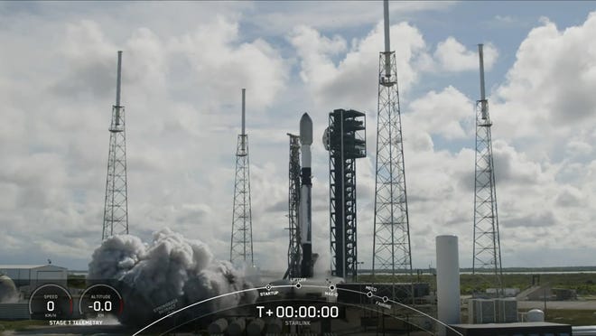 Tangkapan layar webcast SpaceX pada hari Jumat ini menunjukkan jam hitung mundur di angka nol dengan asap mengepul dari bagian bawah roket Falcon 9 setelah mesinnya menyala.  Namun peluncurannya dibatalkan, dan roket tersebut tidak pernah meninggalkan Kompleks Peluncuran 40 di Stasiun Angkatan Luar Angkasa Cape Canaveral.