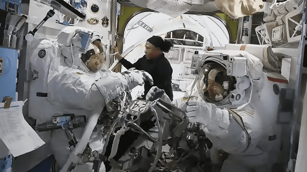 Situasi pakaian antariksa NASA di Stasiun Luar Angkasa Internasional semakin suram