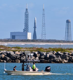 Roket uji New Glenn milik Blue Origin meluncur ke landasan untuk pertama kalinya pada bulan Februari di Launch Complex 36 di Stasiun Luar Angkasa Cape Canaveral.