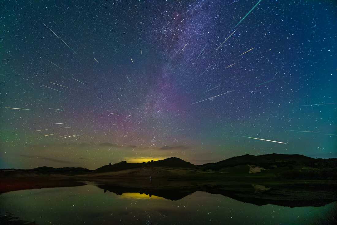 Hujan meteor Perseid terlihat di padang rumput Ulaanbum di Kota Chifeng, Mongolia Dalam, China, 14 Agustus 2023.