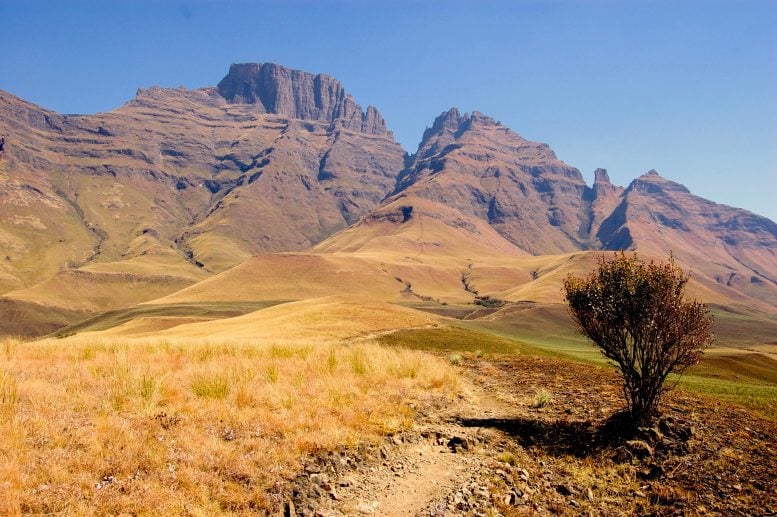 Tebing Drakensberg di Afrika Selatan