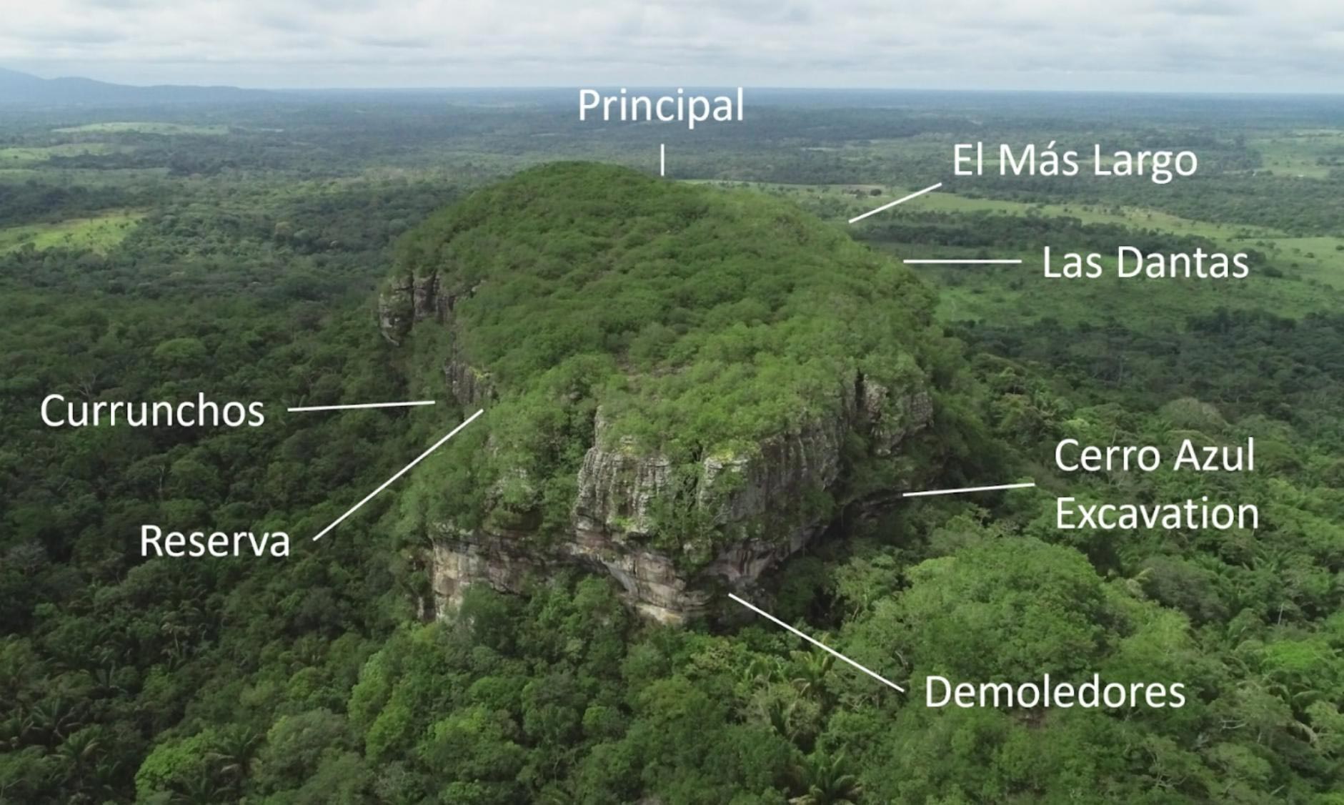 Cerro Azul dengan situs lukisan seni cadas dan situs penggalian dianalisis dalam penelitian ini