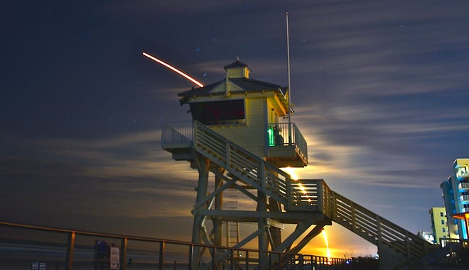 Pemandangan dari Pantai New Smyrna saat peluncuran roket SpaceX Falcon 9 yang membawa satelit komunikasi Turksat 5A Kamis malam dari Space Launch Complex 40 di Stasiun Luar Angkasa Cape Canaveral.