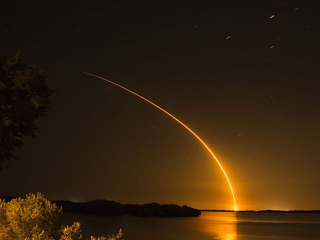 Pada Mei 2016, Jesse Paquin mengambil foto menakjubkan peluncuran roket SpaceX Falcon 9 pada Jumat pagi, saat menonton dari Rose Bay di Port Orange, Florida.