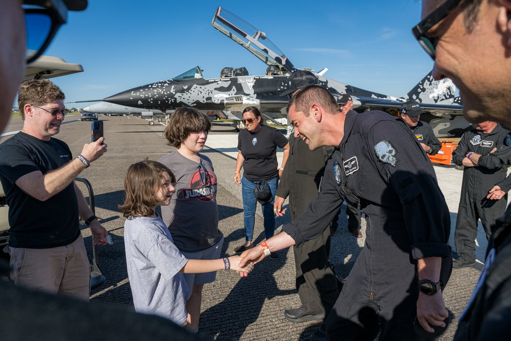 Komandan Fajar Polars Jared Isaacman bertemu dengan keluarga St. Louis. Jude di Sun 'n' Fun Aerospace Expo pada April 2024.