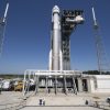 Roket United Launch Alliance Atlas V yang membawa Boeing Starliner terlihat sedang menuju landasan peluncuran menjelang uji penerbangan awak Boeing NASA. Peluncuran dijadwalkan berlangsung pada hari Sabtu, setelah bertahun-tahun tertunda dan mengalami kemunduran.