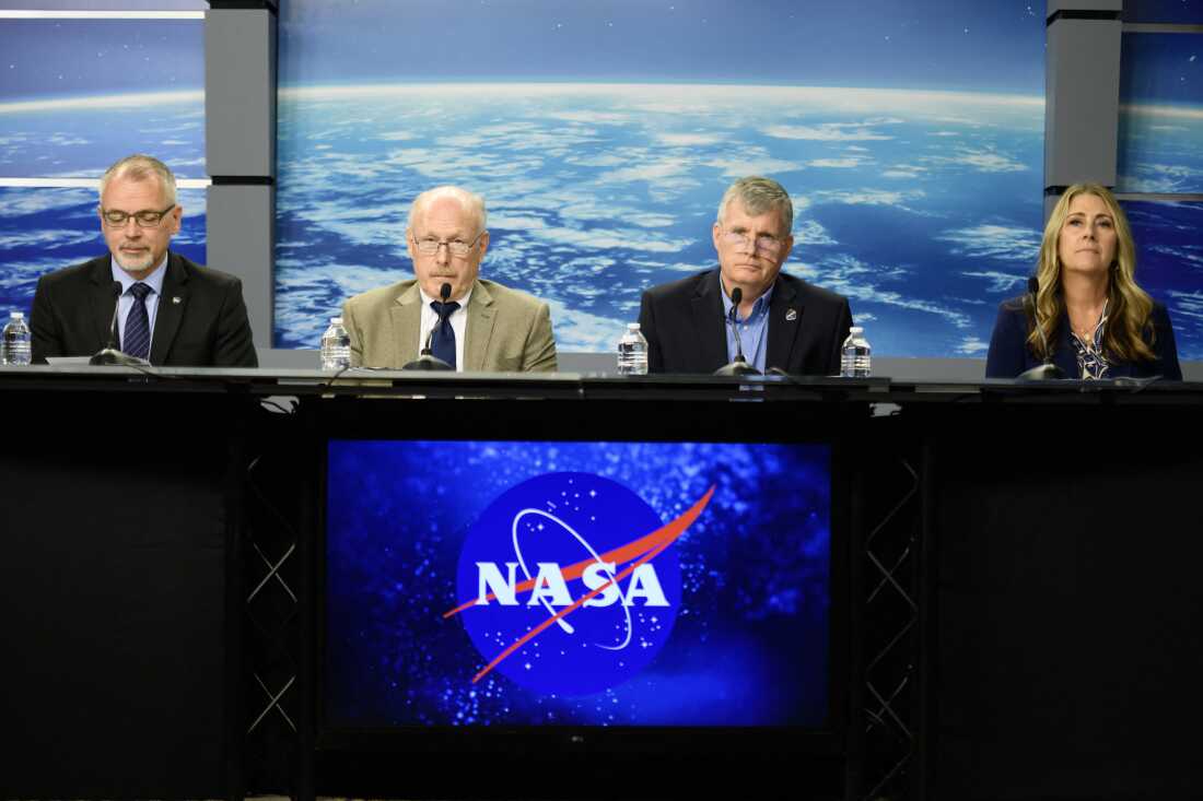 Associate Administrator NASA James Frey (dari kiri), Associate Administrator Ken Bowersox, Direktur Kru Komersial Steve Stitch, dan Direktur Program Stasiun Luar Angkasa Internasional Dana Weigel berbicara selama konferensi pers untuk membahas rencana pemulangan dua astronot yang masih terdampar di Stasiun Luar Angkasa Internasional, di Johnson Space Center di Houston, Ohio, Sabtu lalu.