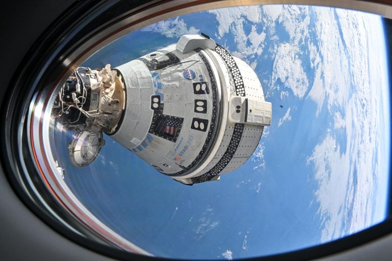 Pesawat ruang angkasa Boeing Starliner berlabuh dengan modul Harmony dari jendela di Dragon Endeavour SpaceX.