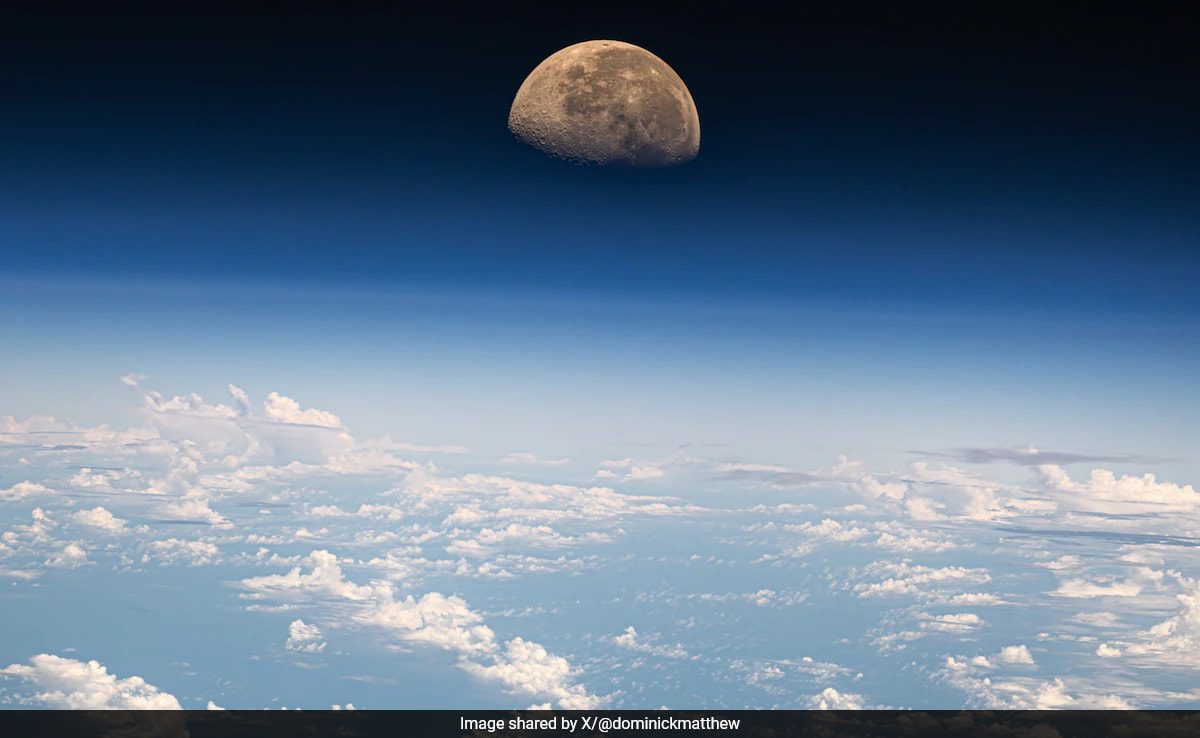 Seorang astronot NASA memposting foto bulan di atas Samudera Pasifik: 