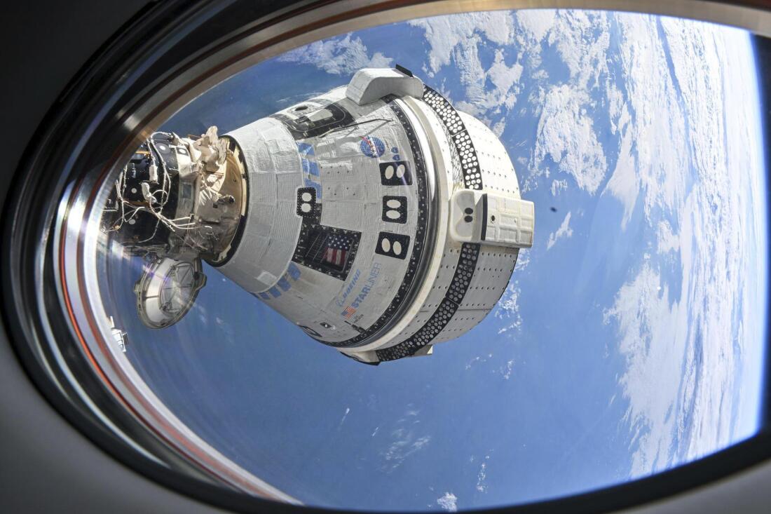 Gambar yang disediakan oleh NASA ini menunjukkan Starliner Boeing berlabuh dengan Stasiun Luar Angkasa Internasional pada 3 Juli 2024. Kapsul tersebut meluncurkan astronot Butch Wilmore dan Sonny Williams ke Stasiun Luar Angkasa Internasional tetapi sekarang akan kembali ke Bumi dengan menggunakan kapsul Space Crew Dragon.