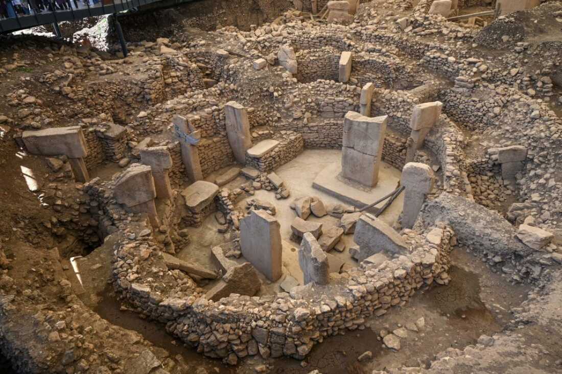 Kolom terlihat di situs arkeologi Gobeklitepe di Sanliurfa, Turki, pada Mei 2022. Terletak di sebuah bukit berbatu di tenggara Turki, menghadap ke dataran tinggi Mesopotamia kuno, Gobeklitepe adalah tempat perlindungan pertama yang diketahui di dunia dan mungkin menampung kalender matahari tertua di dunia.