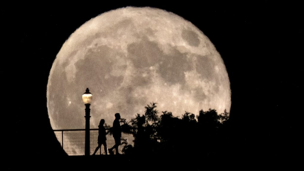 Lihat foto supermoon di bulan Agustus, yang pertama dari empat penampakan bulan