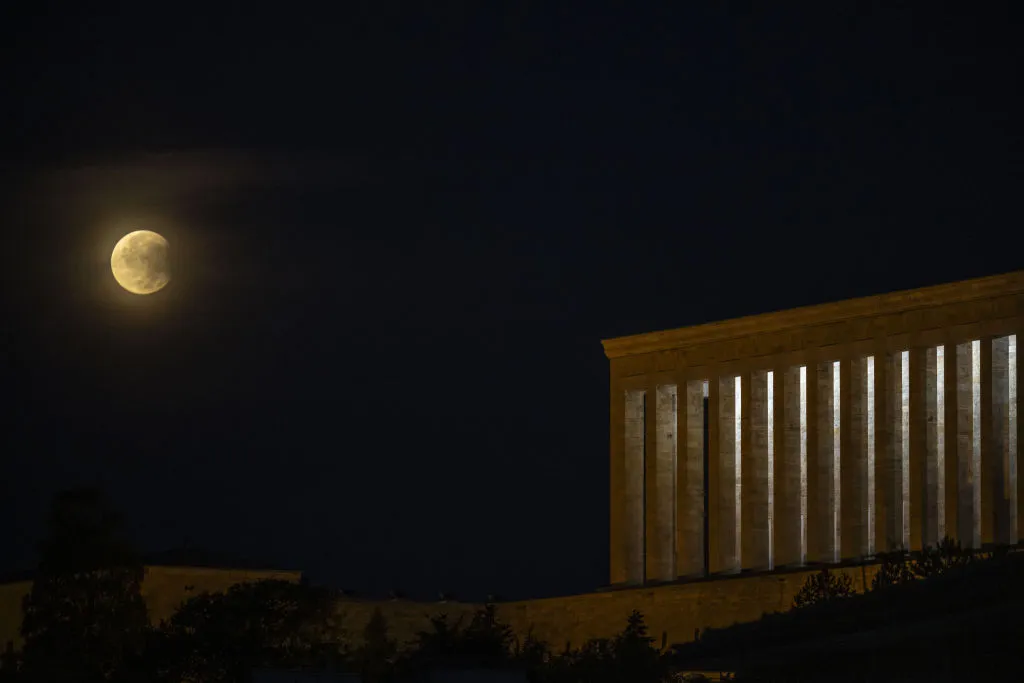 Gerhana bulan sebagian di atas Anitkabir di Ankara, Türkiye, 18 September 2024. Foto: Mehmet Futsi/Anadolu via Getty Images