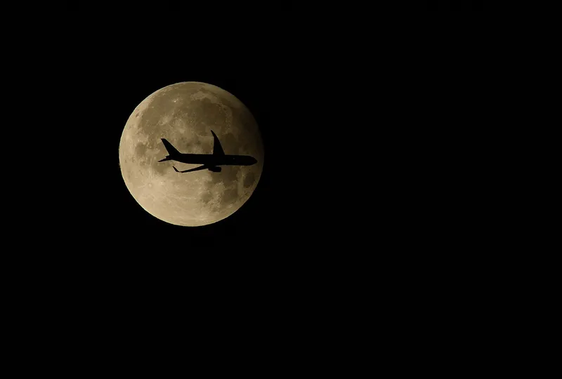 Pemandangan gerhana bulan sebagian pada 18 September 2024 dan pesawat terbang. Foto diambil oleh Paul Osborne pada 04:29 GMT, Blackrock, County Dublin, Irlandia. Pesawat tersebut adalah UPS Cargo Boeing 767, registrasi N348UP, nomor penerbangan UPS248 dari Cologne Bonn yang mendarat dalam perjalanan ke Dublin. Perlengkapan: Nikon D500, lensa AF Nikkor 300mm f4 ED. Eksposur: 1/800 detik pada f11, panjang fokus 300mm, ISO-200. Perangkat lunak: Nikon NX Studio