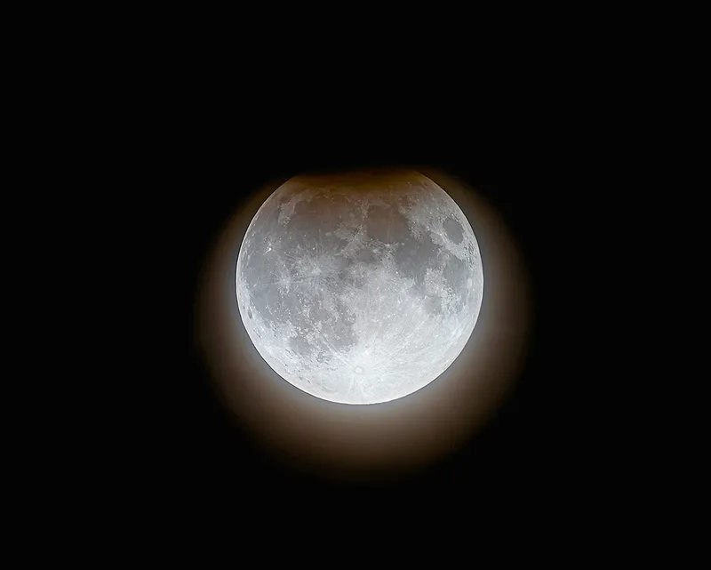 Gerhana bulan sebagian diambil oleh Chirag Upreti dari New York City, AS, 18 September 2024. Perlengkapan: Kamera Sony A7R3, Sony 200-600 dipinjamkan dengan adaptor teleskopik X2, panjang fokus 1200mm. Eksposur: ISO 800, f/13, 1/60. Perangkat Lunak: Autostakkert 4.0, Registax