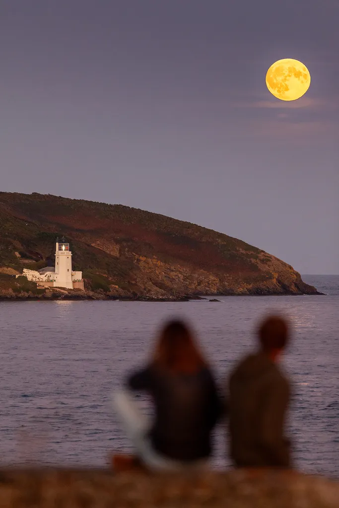 Ian Butler dengan terampil menangkap gambar supermoon di atas Mercusuar St Anthony, Falmouth, Cornwall. Perlengkapan: Kamera DSLR Canon EOS 5Dd Mk2, lensa Canon 300mm 2.8L, ISO 2000, 1/320, f/3.2