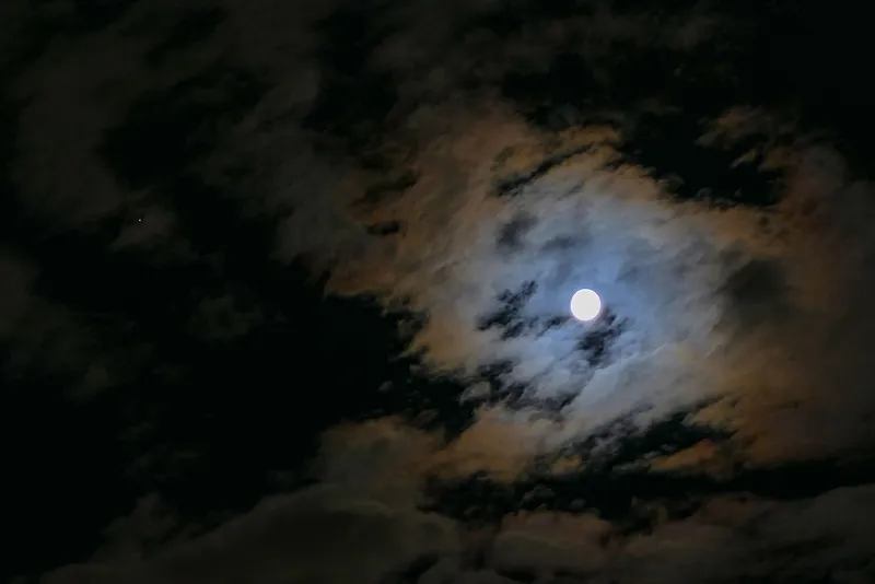 Awan warna-warni bulan superpanen dan Saturnus (titik di kiri gambar), diambil oleh Egidio Vergani dari Milan, Italia, pada 17 September 2024. Perlengkapan: Kamera Panasonic FZ1000 I, ISO 400 – 800, 1/6 detik, f/4 – 5.6.