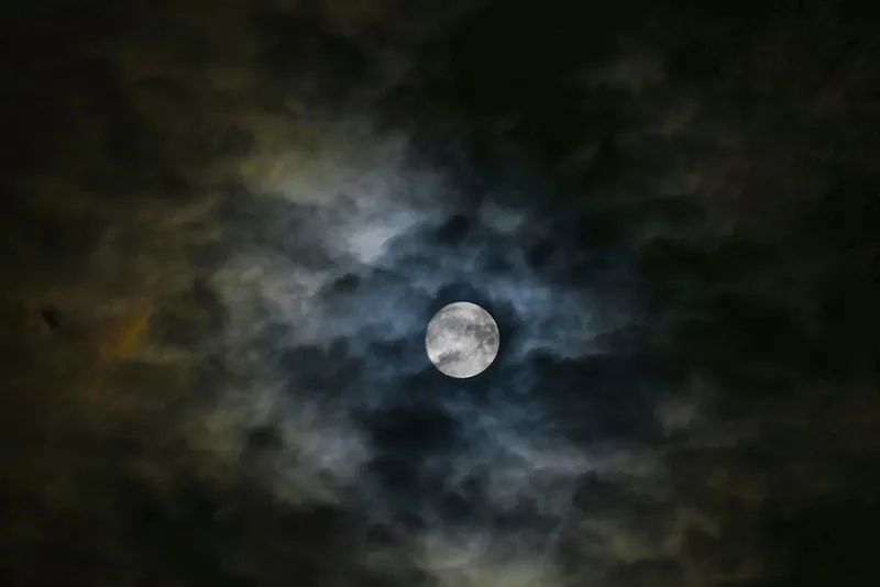 Bulan panen super dan awan berkilauan, ditangkap oleh Egidio Vergani dari Milan, Italia, pada 17 September 2024. Perlengkapan: Kamera Panasonic FZ1000 I, ISO 400 – 800, 1/6 detik, f/4 – 5.6.