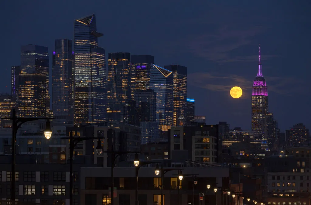 Super Harvest Moon di sebelah Empire State Building dan Hudson Yards, New York City, AS, 17 September 2024. Foto: Gary Hirschorn/Getty Images