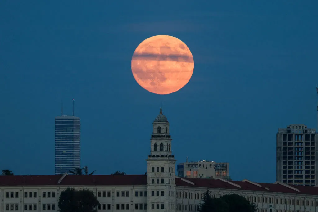 Bulan panen super di Istanbul, Türkiye. Fotografi: Serkan Ozkornazli/Foto melalui Getty Images