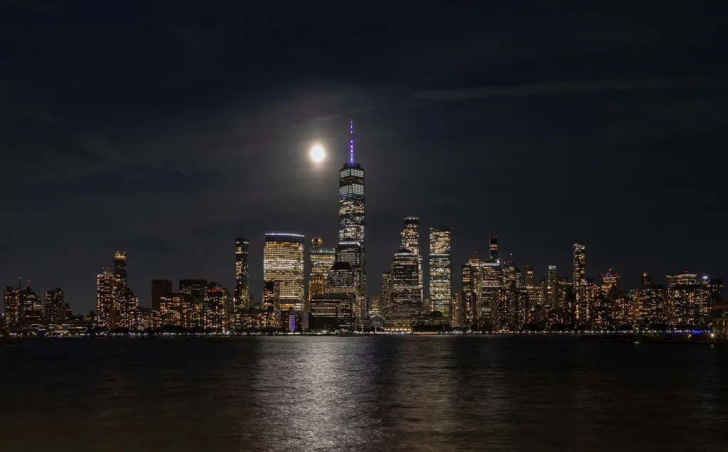 Supermoon di atas kaki langit Manhattan, dilihat dari Jersey City, New Jersey. Fotografi: Gary Hirschorn/Getty Images