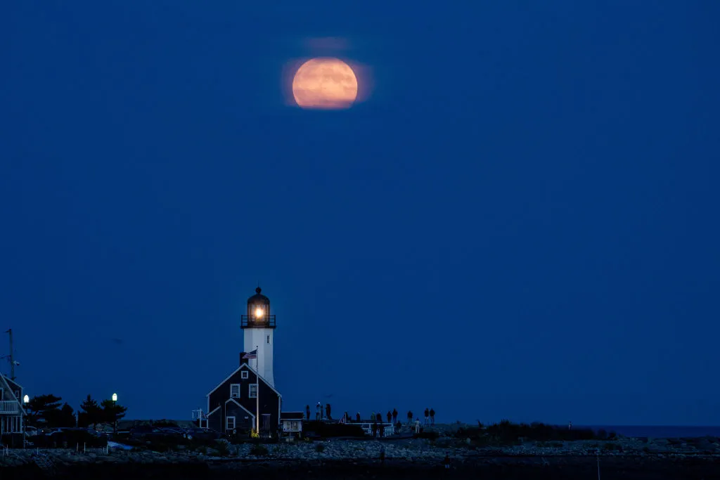 Bulan panen super di atas Scituate Lighthouse, Massachusetts, AS, 17 September 2024. Foto: Joseph Prezioso/Anadolu via Getty Images