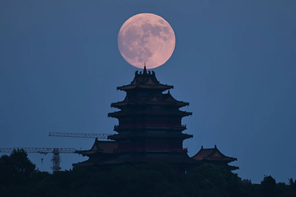 Bulan panen super di Nanjing, Provinsi Jiangsu, Tiongkok. Foto oleh Costfoto/NurPhoto melalui Getty Images