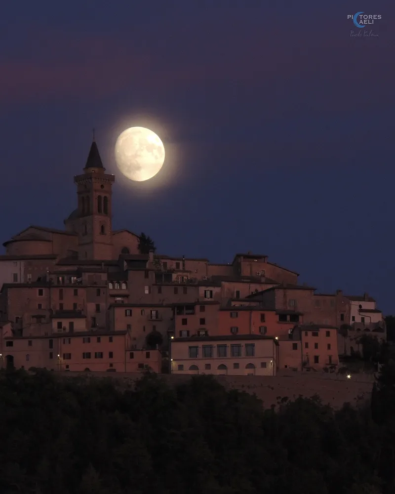 Bulan hampir purnama terbit di atas Basilika San Emiliano, Trevi, Italia, diambil oleh Paolo Palma, 15 September 2024. Perlengkapan: Kamera Nikon Coolpix p510, ISO 400, 1/50 detik.