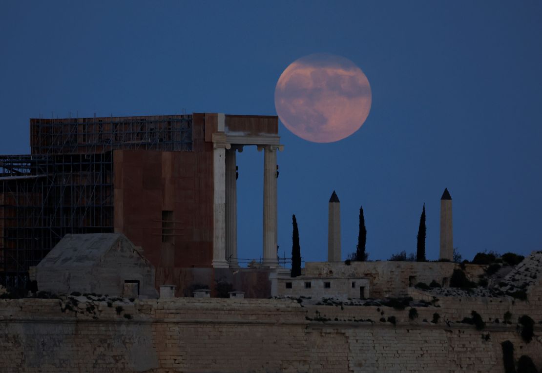 The Hunter's Moon muncul di belakang lokasi syuting film mendatang yang disutradarai oleh Ridley Scott. 